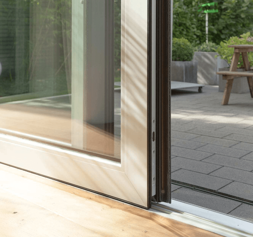 Vista de las guías del sistema Kömmerling PremiDoor 76