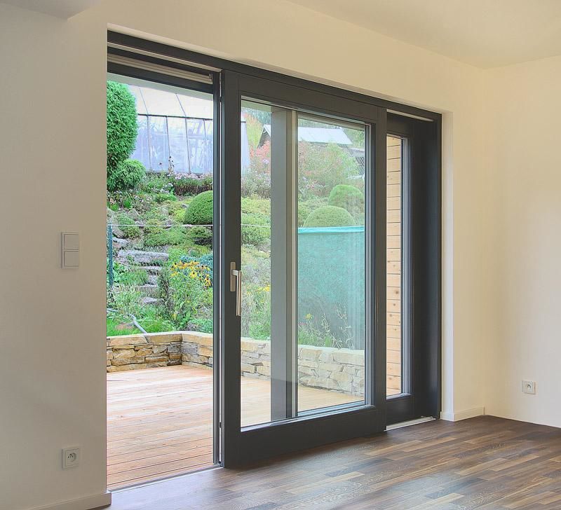 Posición semiabierta del sistema Rehau Geneo HST, vista interior desde casa