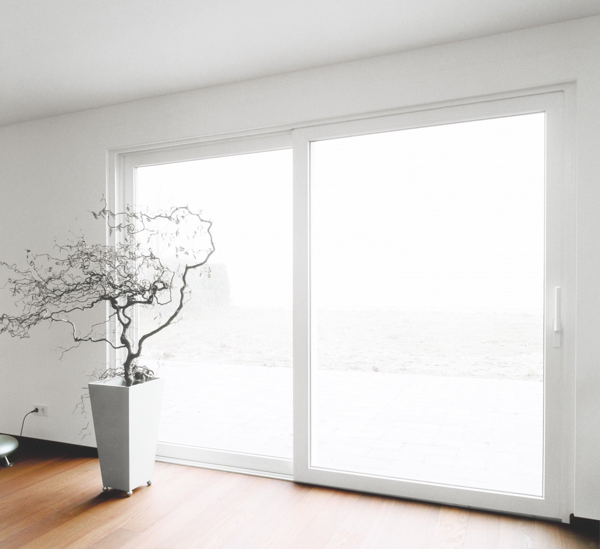 Posición cerrada del sistema Rehau Geneo HST. Vista interior desde casa en invierno