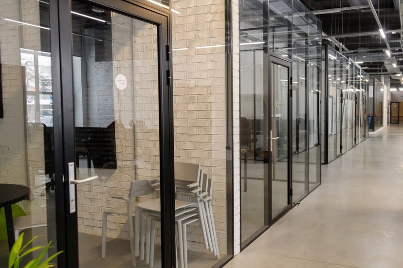 Стеклянные перегородки в офисе